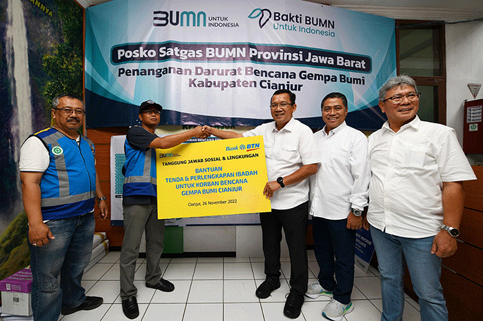 Penyerahan bantuan kepada korban bencana gempa Cianjur di Posko Satgas BUMN Jawa Barat, Cianjur, Sabtu (26/11/2022).