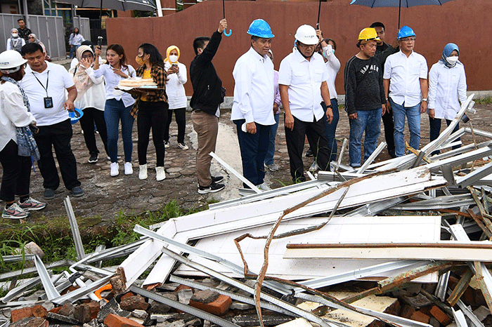Penyerahan bantuan kepada korban bencana gempa Cianjur di Posko Satgas BUMN Jawa Barat, Cianjur, Sabtu (26/11/2022).
