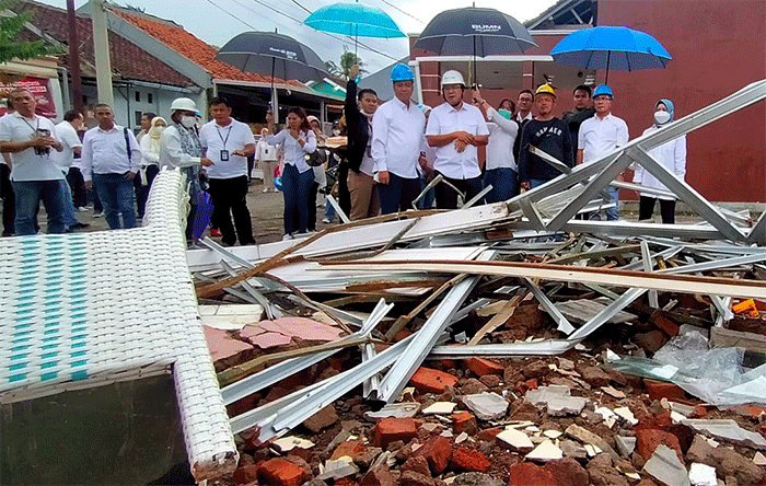 Penyerahan bantuan kepada korban bencana gempa Cianjur di Posko Satgas BUMN Jawa Barat, Cianjur, Sabtu (26/11/2022).