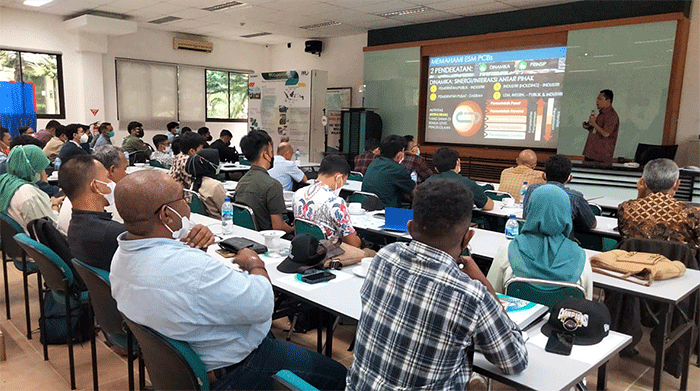 Rio Deswandi dari National Advisor United Nation Industry Development (UNIDO) memberikan paparan kepada jajaran Pertamina Hulu Energi.