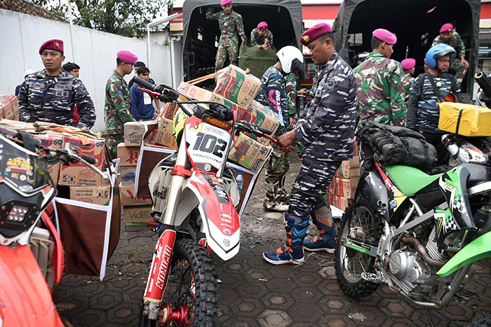 TNI Angkatan Laut (TNI AL) terus melaksanakan pendistribusian logistik makanan maupun obat-obatan ke titik-titik lokasi yang masih sulit dijangkau.