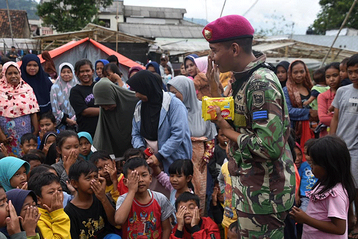 TNI Angkatan Laut (TNI AL) terus melaksanakan pendistribusian logistik makanan maupun obat-obatan ke titik-titik lokasi yang masih sulit dijangkau.
