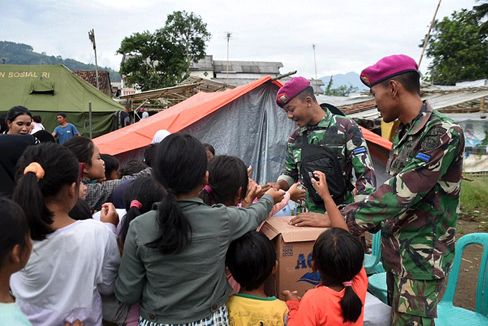 TNI Angkatan Laut (TNI AL) terus melaksanakan pendistribusian logistik makanan maupun obat-obatan ke titik-titik lokasi yang masih sulit dijangkau.