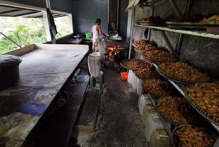 Pekerja menyelesaikan pembuatan getuk goreng di pusat oleh-oleh Kresna di Jalan Raya Baturraden, Purwokerto, Jawa Tengah, Sabtu (26/11/2022).