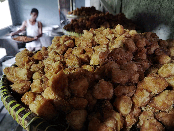 Pekerja menyelesaikan pembuatan getuk goreng di pusat oleh-oleh Kresna di Jalan Raya Baturraden, Purwokerto, Jawa Tengah, Sabtu (26/11/2022).