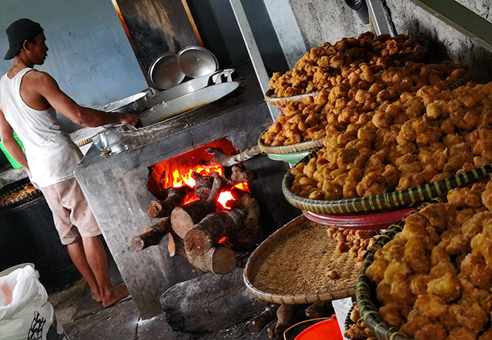 Pekerja menyelesaikan pembuatan getuk goreng di pusat oleh-oleh Kresna di Jalan Raya Baturraden, Purwokerto, Jawa Tengah, Sabtu (26/11/2022).