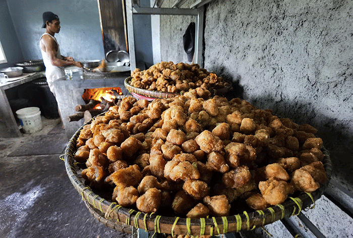 Pekerja menyelesaikan pembuatan getuk goreng di pusat oleh-oleh Kresna di Jalan Raya Baturraden, Purwokerto, Jawa Tengah, Sabtu (26/11/2022).