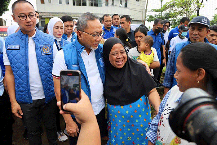 Menteri Perdagangan Zulkifli Hasan menyambangi dan menemui pengungsi gempa bumi Cianjur, Jawa Barat, Minggu (27/11/2022).