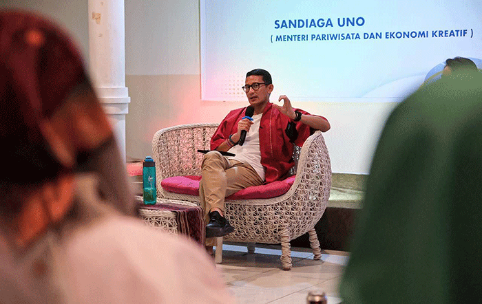 Menparekraf Sandiaga saat menghadiri kegiatan “Bacarita Santai dengan Pelaku UMKM Kota Ternate” di Hotel Bukit Pelangi, Ternate, Maluku Utara.