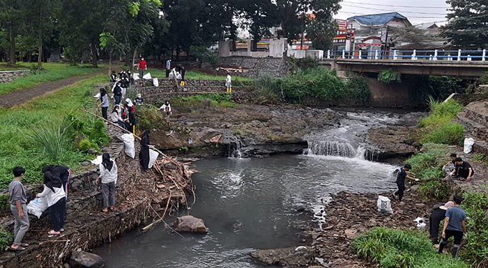 Puluhan mahasiswa Teknik Planologi Universitas Diponegoro dan alumni memunguti sampah di area jogging track di kompleks Kampus Undip Tembalang.