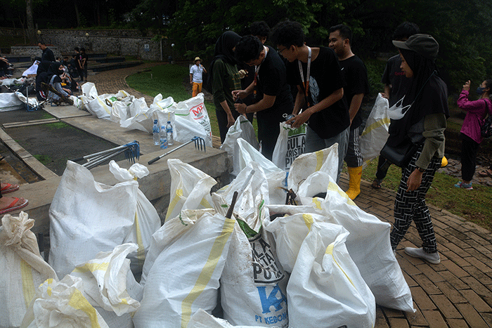 Puluhan mahasiswa Teknik Planologi Universitas Diponegoro dan alumni memunguti sampah di area jogging track di kompleks Kampus Undip Tembalang.