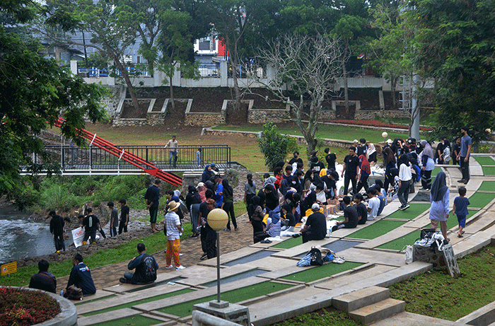 Puluhan mahasiswa Teknik Planologi Universitas Diponegoro dan alumni memunguti sampah di area jogging track di kompleks Kampus Undip Tembalang.
