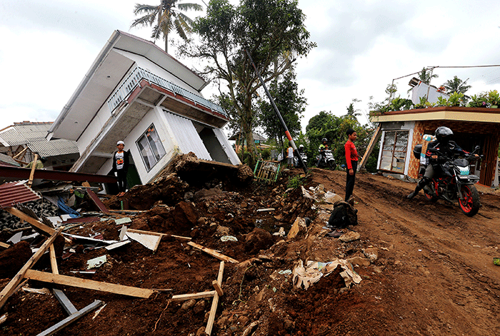 Warga melintasi area terdampak gempa di Sarampad, Kabupaten Cianjur, Jawa Barat, Minggu (27/11/2022).