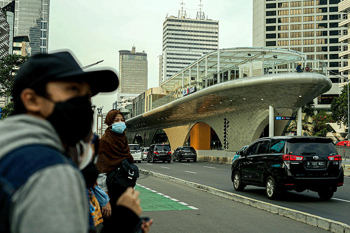 Sejumlah warga melintas di dekat proyek revitalisasi Halte Transjakarta Tosari yang hampir rampung di Jalan MH Thamrin, Jakarta Pusat, Minggu (27/11/2022).