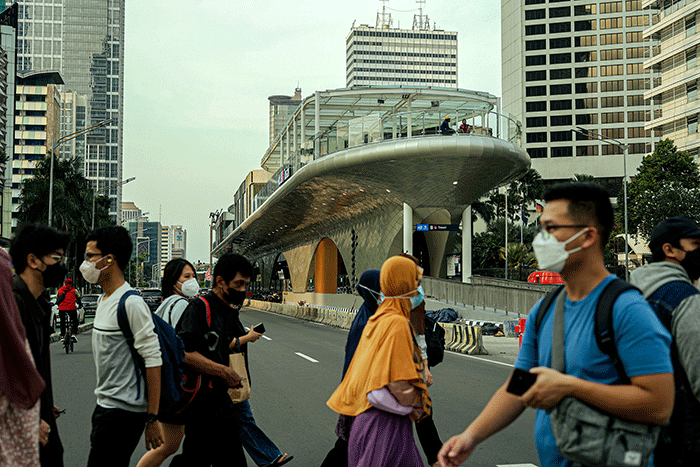 Sejumlah warga melintas di dekat proyek revitalisasi Halte Transjakarta Tosari yang hampir rampung di Jalan MH Thamrin, Jakarta Pusat, Minggu (27/11/2022).