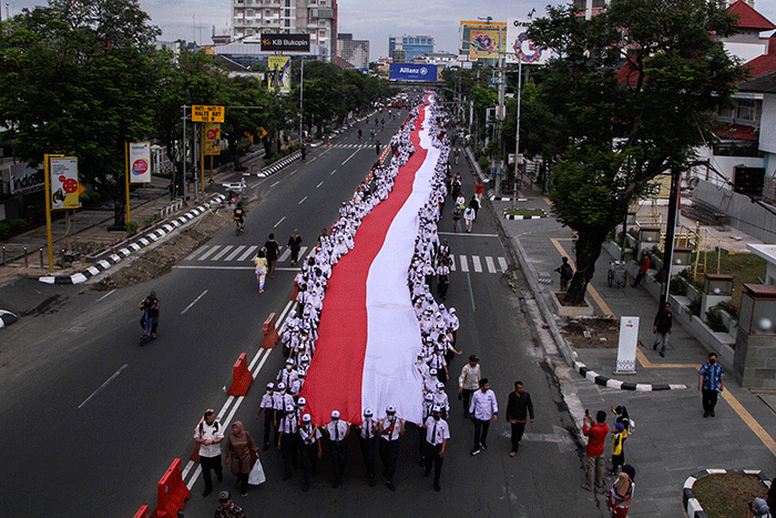 Ribuan Orang mengarak bendera Merah Putih di kawasan Jalan Pandanaran Semarang, Jawa Tengah, Minggu (27/11/2022).