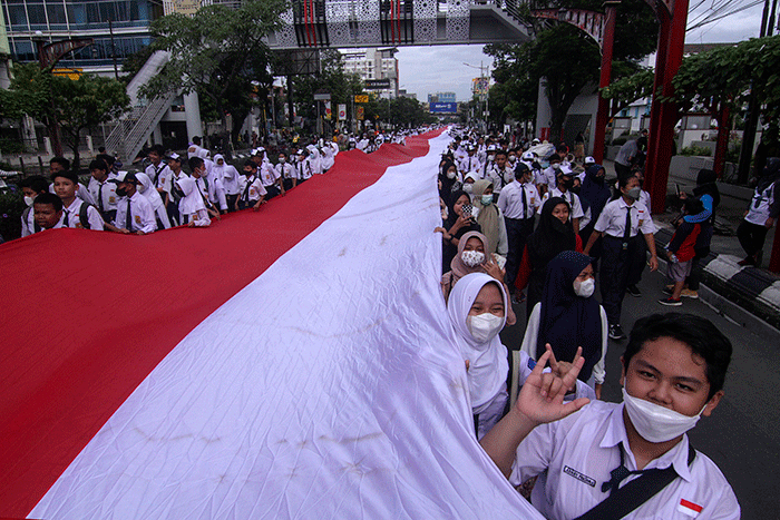Ribuan Orang mengarak bendera Merah Putih di kawasan Jalan Pandanaran Semarang, Jawa Tengah, Minggu (27/11/2022).