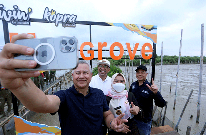 Penanaman pohon mangrove di Desa Bedono, Demak, Jawa Tengah, Senin (28/11/2022).