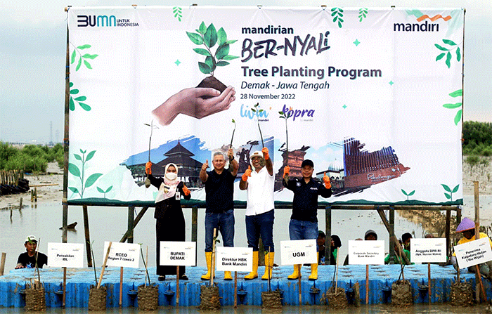 Penanaman pohon mangrove di Desa Bedono, Demak, Jawa Tengah, Senin (28/11/2022).