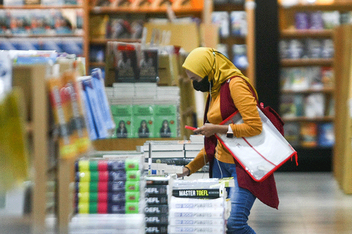 Pengunjung saat membaca buku di salah satu toko buku di Jakarta, Senin (28/11/2022).