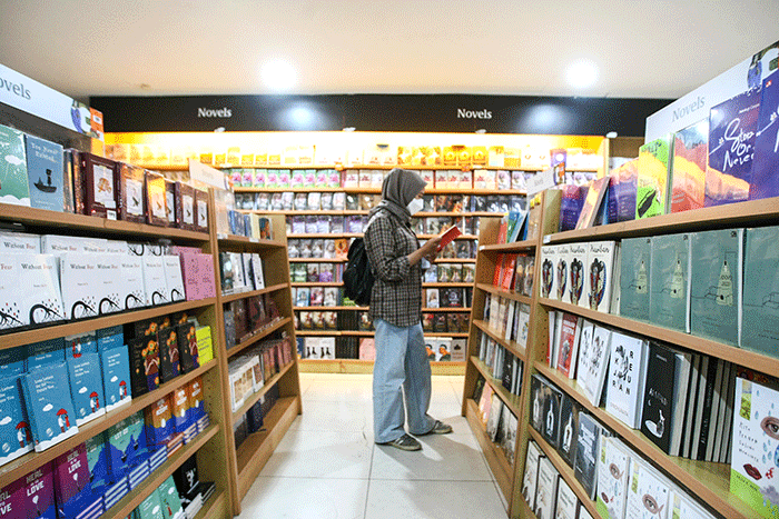 Pengunjung saat membaca buku di salah satu toko buku di Jakarta, Senin (28/11/2022).