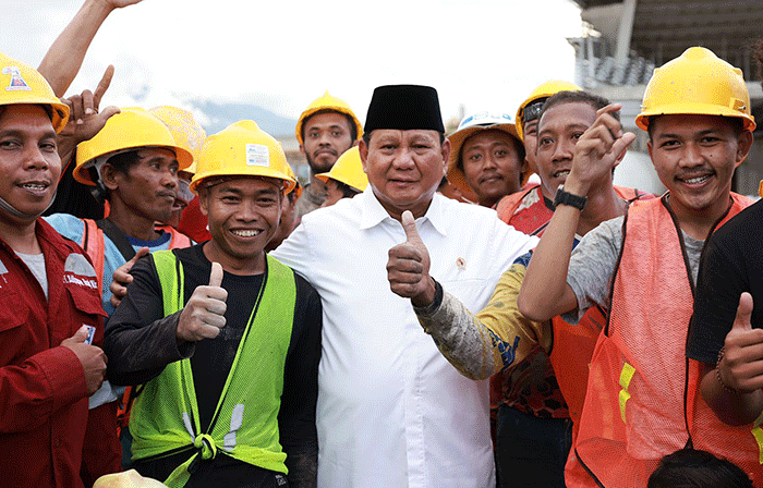 Kedatangan Menteri Pertahanan Prabowo Subianto di Palu, Sulawesi Tengah disambut riuh para pekerja proyek di Bandara Mutiara SIS Al-Jufrie.