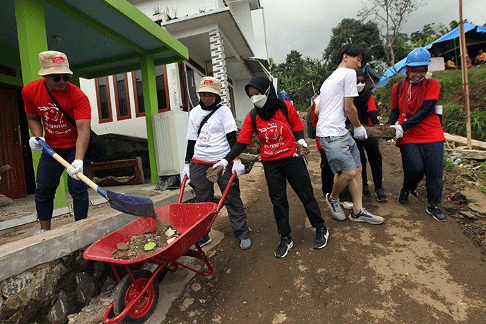 Volunteer Karyawan Prudential Indonesia berbincang dengan korban gempa usai membagikan bantuan di Desa Sukamulya, Cugenang, Kabupaten Cianjur.