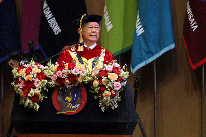 Mahasiswa mengikuti Wisuda program Doktor, Magister, Sarjana, Sarjana Terapan, dan Diploma III untuk Tahun Akademik 2021/2022 di UPH.