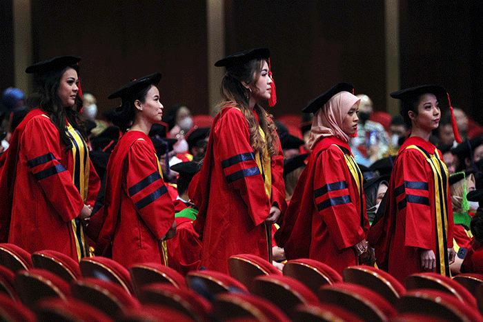Mahasiswa mengikuti Wisuda program Doktor, Magister, Sarjana, Sarjana Terapan, dan Diploma III untuk Tahun Akademik 2021/2022 di UPH.