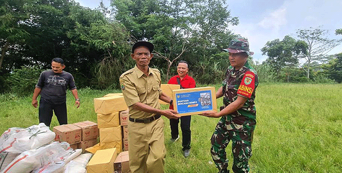 TNI AU kembali mendistribusikan bantuan melalui udara menggunakan helikopter ke sejumlah desa di kecamatan Sukaresmi Kabupaten Cianjur.
