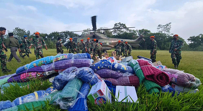 TNI AU kembali mendistribusikan bantuan melalui udara menggunakan helikopter ke sejumlah desa di kecamatan Sukaresmi Kabupaten Cianjur.