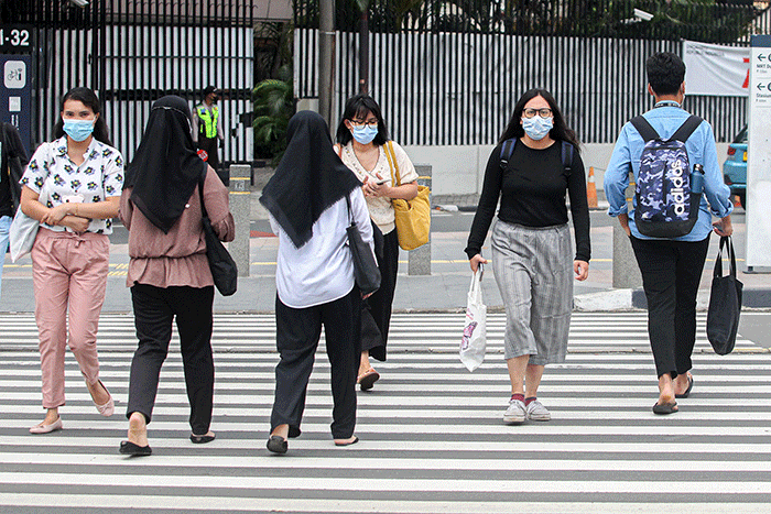 Aktivitas pekerja saat jam pulang kantor di Jakarta, Selasa (29/11/2022).