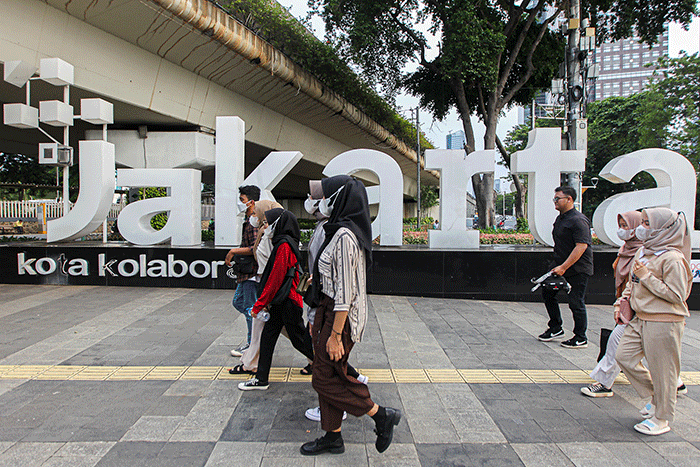 Aktivitas pekerja saat jam pulang kantor di Jakarta, Selasa (29/11/2022).