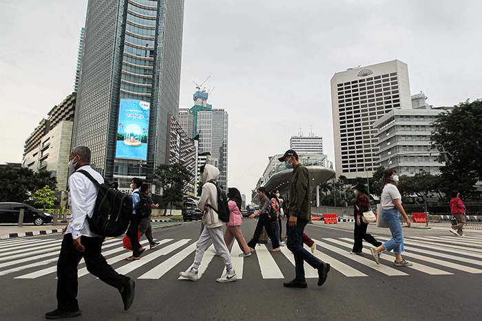 Aktivitas pekerja saat jam pulang kantor di Jakarta, Selasa (29/11/2022).