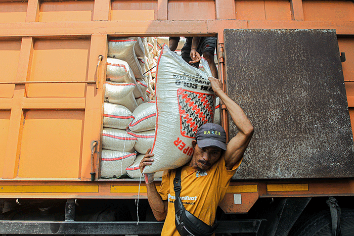 Aktivitas pekerja di Pasar Induk Beras Cipinang, Jakarta Timur, Senin (29/11/2022).