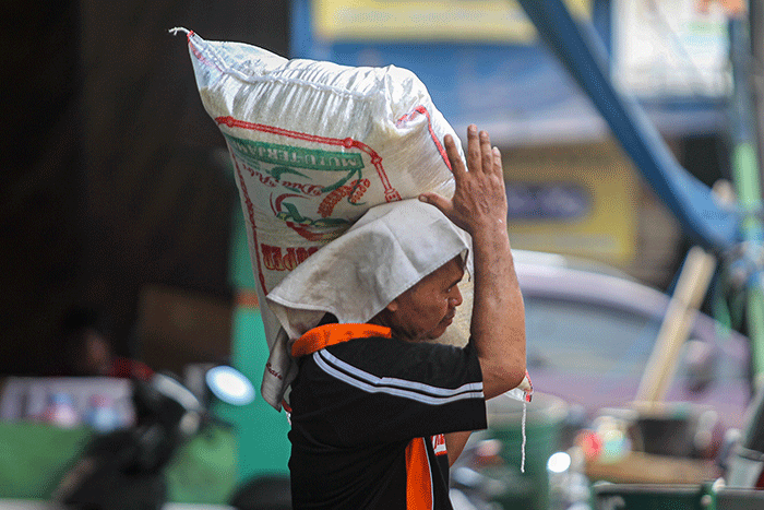 Aktivitas pekerja di Pasar Induk Beras Cipinang, Jakarta Timur, Senin (29/11/2022).
