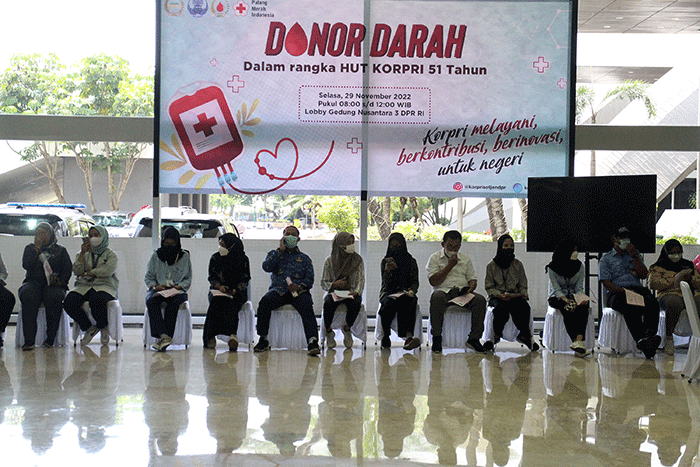 Tenaga kesehatan mengambil darah pegawai DPR saat mengikuti aksi donor darah di kompleks parlemen, Senayan, Jakarta, Selasa (29/11/2022).