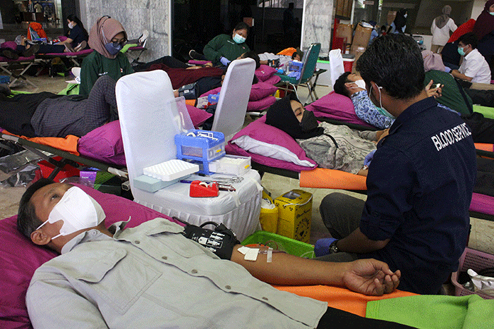 Tenaga kesehatan mengambil darah pegawai DPR saat mengikuti aksi donor darah di kompleks parlemen, Senayan, Jakarta, Selasa (29/11/2022).