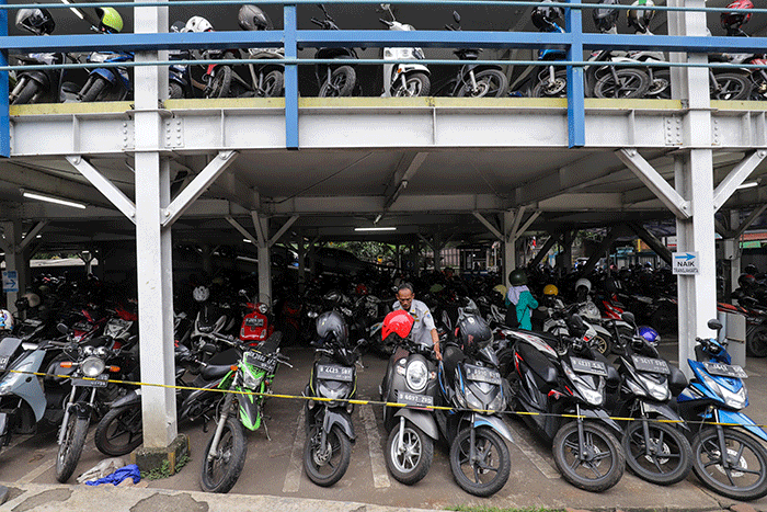 Pengendara memarkirkan motor di Park and Ride Vertikal Terminal Ragunan, Jakarta Selatan, Selasa (29/11/2022).