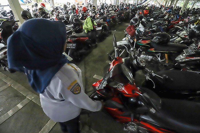 Pengendara memarkirkan motor di Park and Ride Vertikal Terminal Ragunan, Jakarta Selatan, Selasa (29/11/2022).