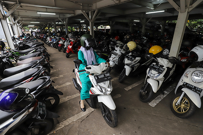Pengendara memarkirkan motor di Park and Ride Vertikal Terminal Ragunan, Jakarta Selatan, Selasa (29/11/2022).
