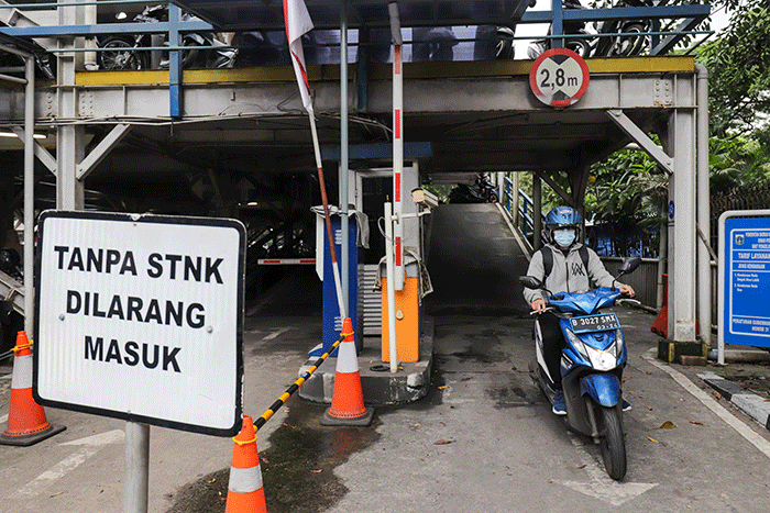 Pengendara memarkirkan motor di Park and Ride Vertikal Terminal Ragunan, Jakarta Selatan, Selasa (29/11/2022).