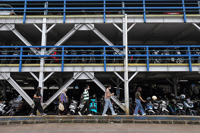 Pengendara memarkirkan motor di Park and Ride Vertikal Terminal Ragunan, Jakarta Selatan, Selasa (29/11/2022).