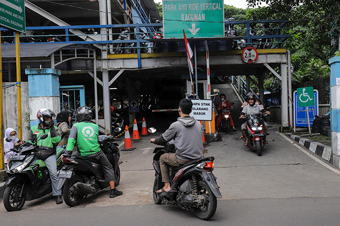 Pengendara memarkirkan motor di Park and Ride Vertikal Terminal Ragunan, Jakarta Selatan, Selasa (29/11/2022).