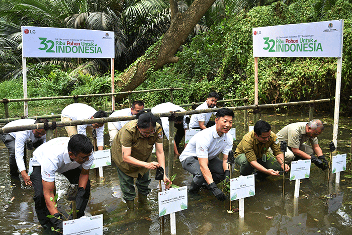 Penanaman 32 ribu pohon di Jakarta, Senin (28/11/2022).