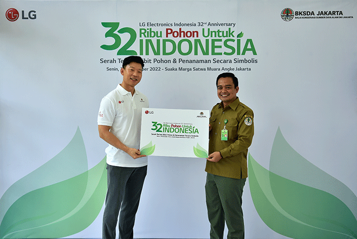Penanaman 32 ribu pohon di Jakarta, Senin (28/11/2022).