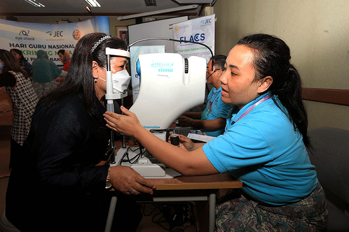 Pemeriksaan mata gratis kepada guru aktif dan guru purnabakti dalam rangka memperingati Hari Guru di SMA 4 Jakarta, Selasa (29/11/2022).  