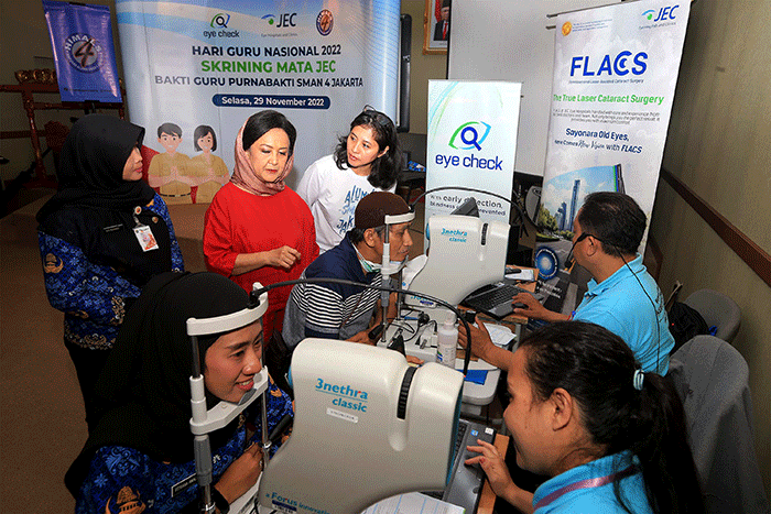 Pemeriksaan mata gratis kepada guru aktif dan guru purnabakti dalam rangka memperingati Hari Guru di SMA 4 Jakarta, Selasa (29/11/2022). 