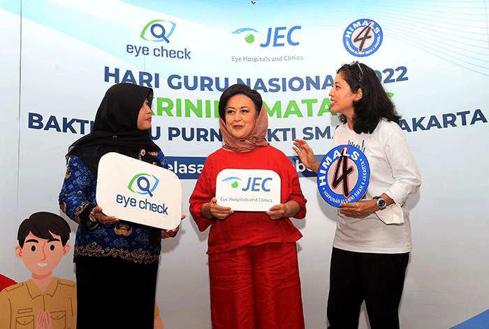Pemeriksaan mata gratis kepada guru aktif dan guru purnabakti dalam rangka memperingati Hari Guru di SMA 4 Jakarta, Selasa (29/11/2022). 