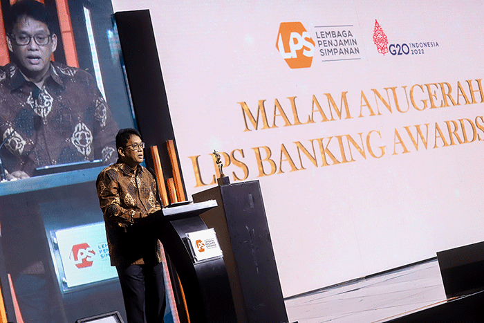 Ketua Dewan Komisioner Lembaga Penjamin Simpanan (LPS) Purbaya Yudhi Sadewa memberikan sambutan dalam acara malam anugerah LPS Banking Award 2022.